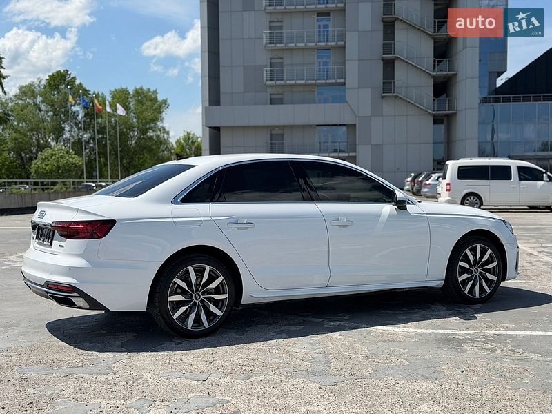 Седан Audi A4 2022 в Киеве