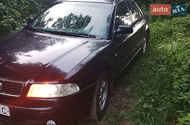 Седан Audi A4 1998 в Теофиполе