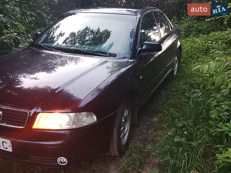Седан Audi A4 1998 в Теофиполе