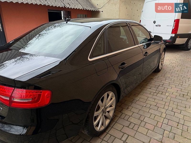 Седан Audi A4 2012 в Львове