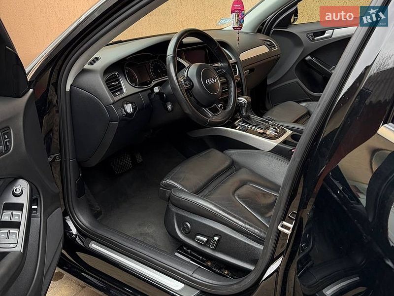 Седан Audi A4 2012 в Львове