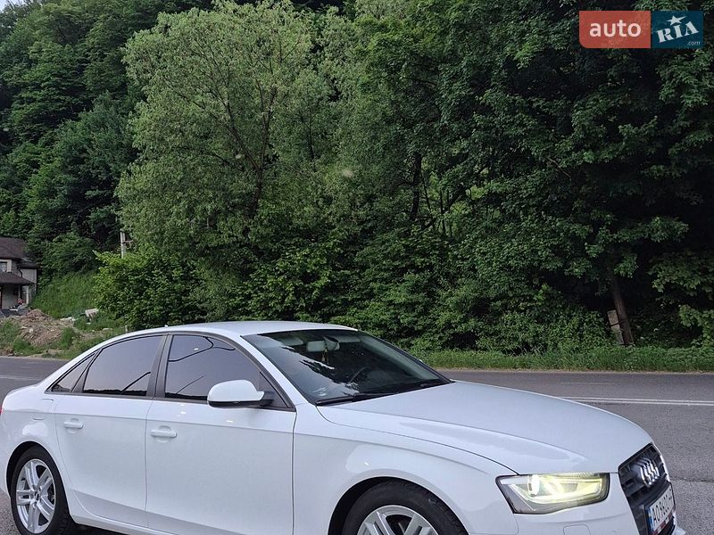 Седан Audi A4 2013 в Рахові
