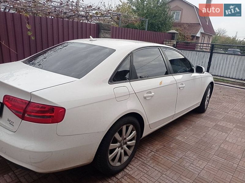 Седан Audi A4 2013 в Вараші