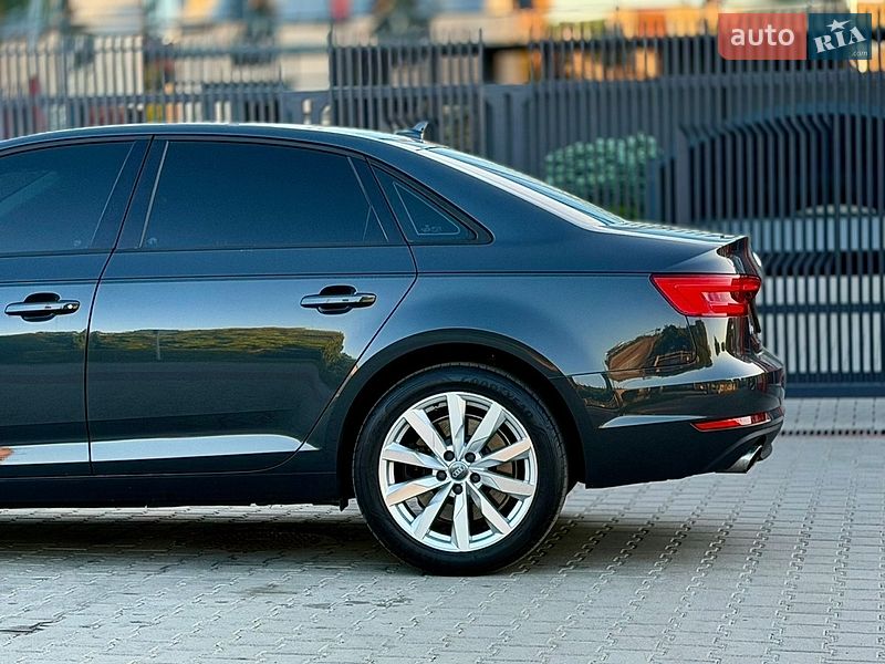 Седан Audi A4 2017 в Львове