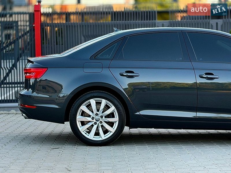 Седан Audi A4 2017 в Львове