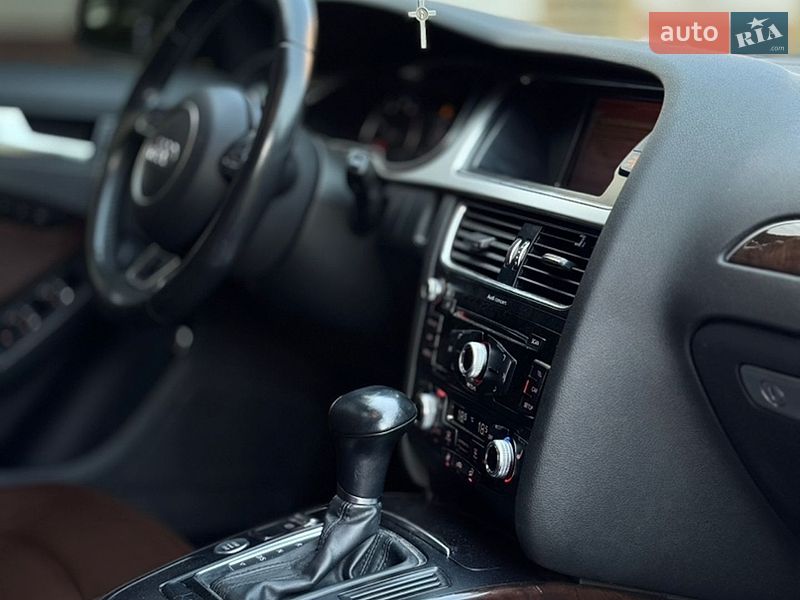 Седан Audi A4 2015 в Бурштыне