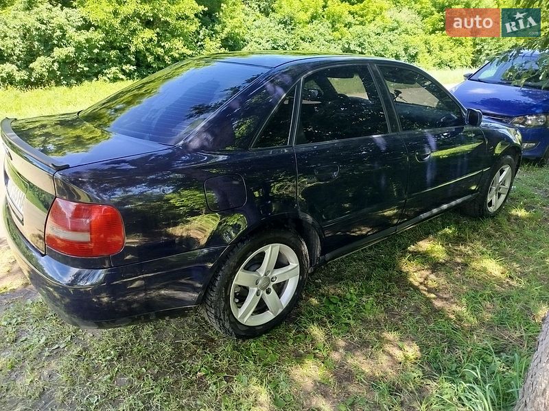 Седан Audi A4 2000 в Краснокутську