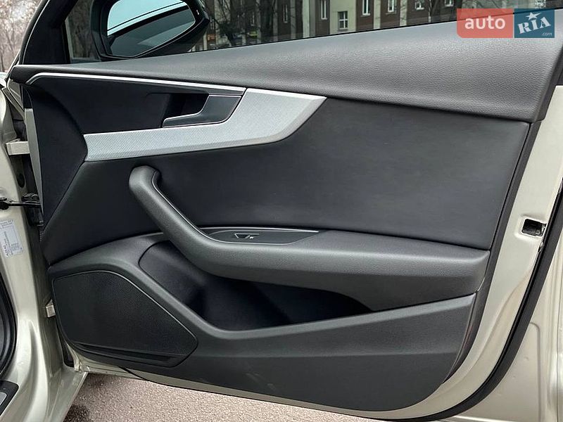 Седан Audi A4 2015 в Кам'янському