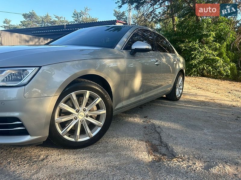 Седан Audi A4 2015 в Кам'янському