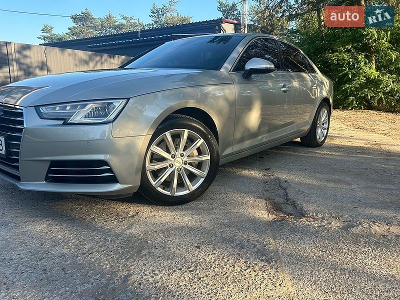 Седан Audi A4 2015 в Кам'янському