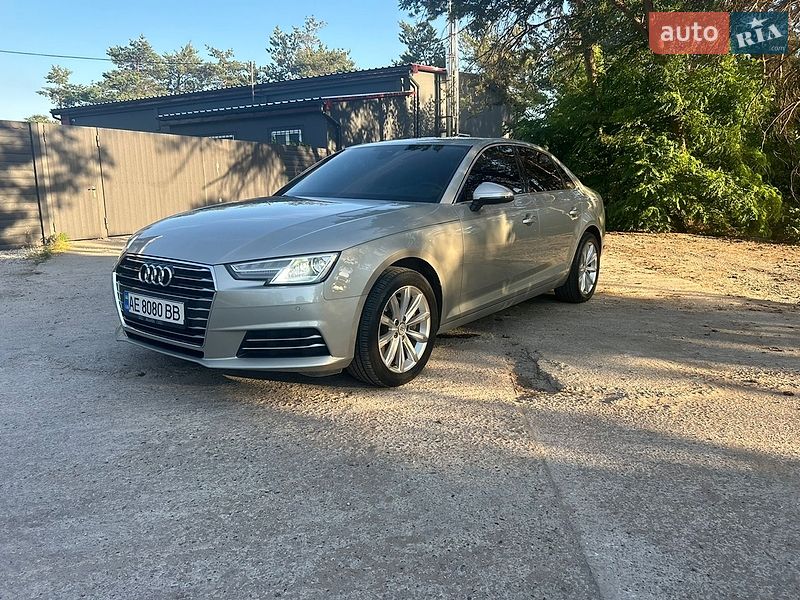 Седан Audi A4 2015 в Кам'янському