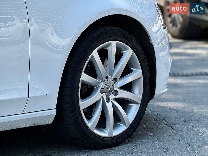 Седан Audi A4 2012 в Чернівцях