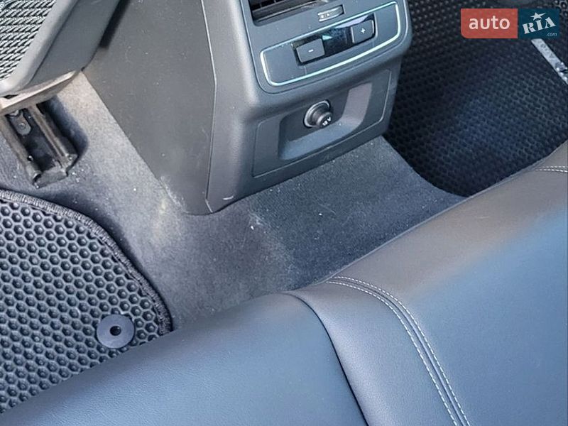 Седан Audi A4 2021 в Ужгороде