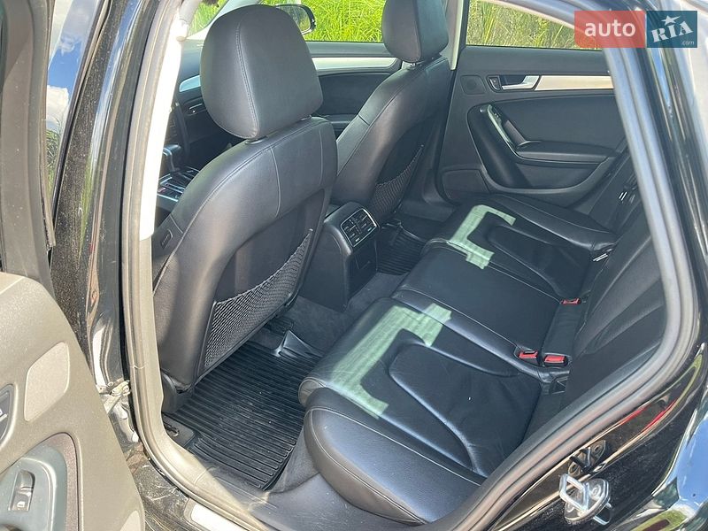 Седан Audi A4 2010 в Обухове