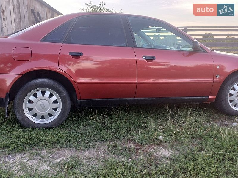 Седан Audi A4 1996 в Любешове
