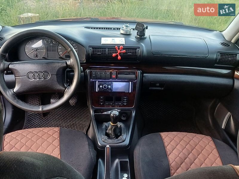 Седан Audi A4 1996 в Любешове