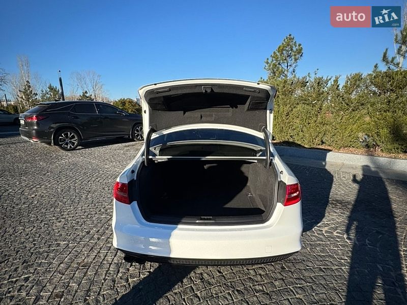 Седан Audi A4 2015 в Дніпрі