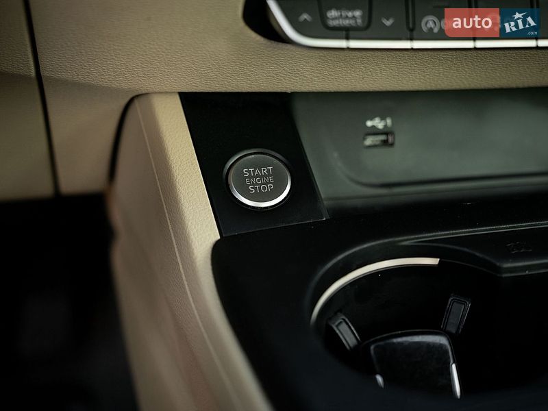 Седан Audi A4 2019 в Львові