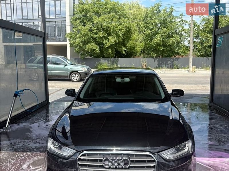 Седан Audi A4 2012 в Івано-Франківську