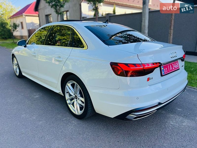 Седан Audi A4 2022 в Мукачевому