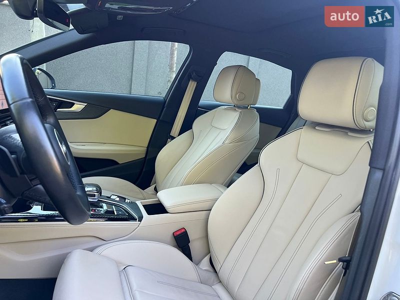 Седан Audi A4 2022 в Мукачевому
