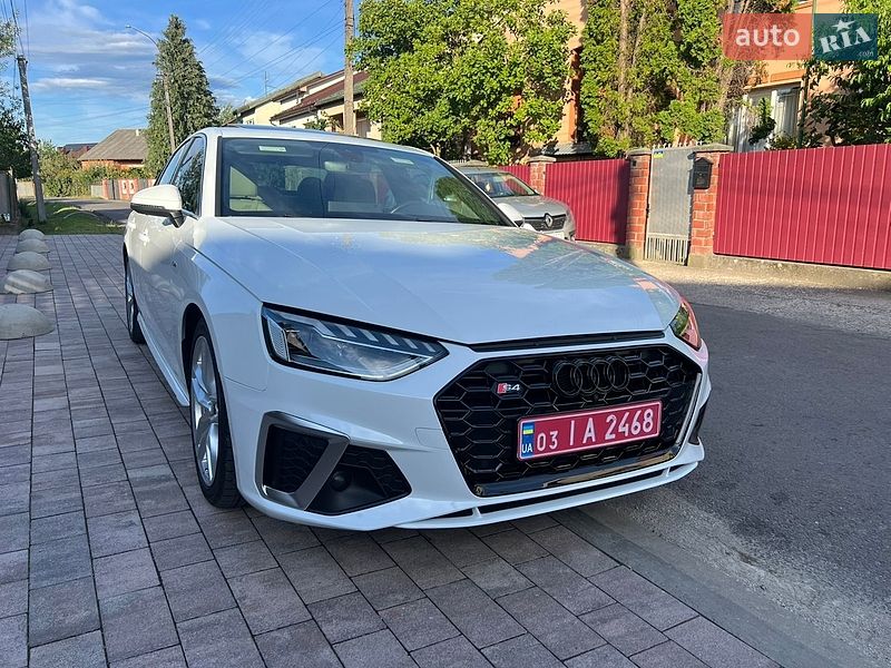 Седан Audi A4 2022 в Мукачевому