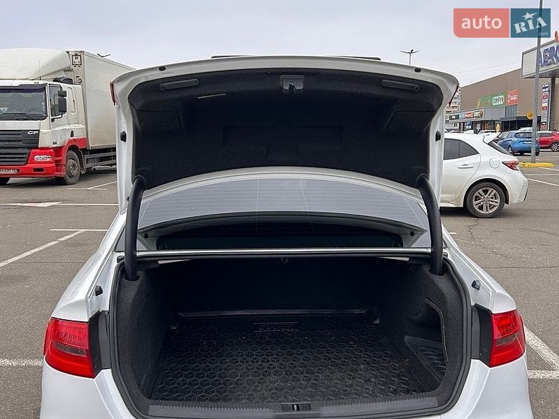 Седан Audi A4 2013 в Києві
