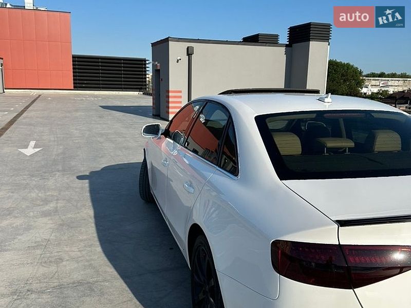 Седан Audi A4 2012 в Львове