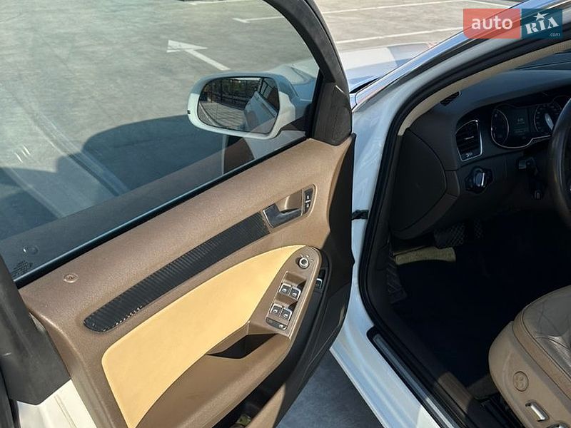 Седан Audi A4 2012 в Львове