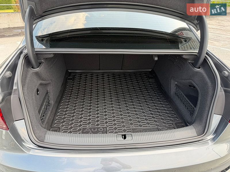 Седан Audi A4 2023 в Києві