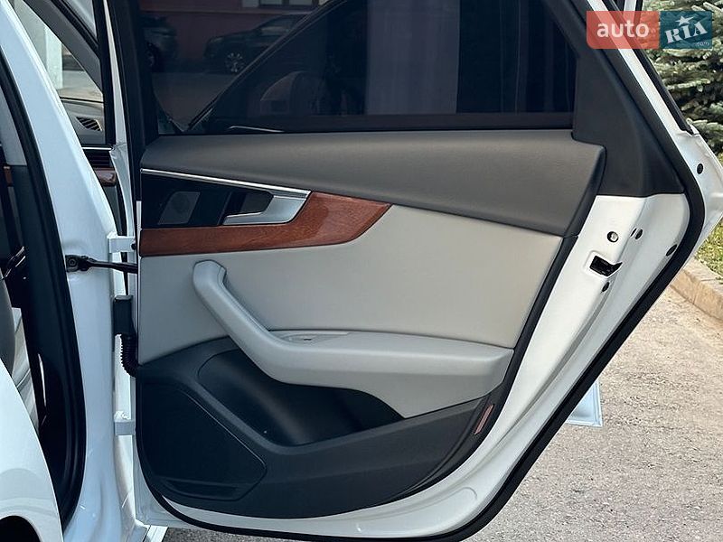 Седан Audi A4 2023 в Рівному