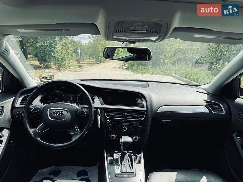 Седан Audi A4 2015 в Львові