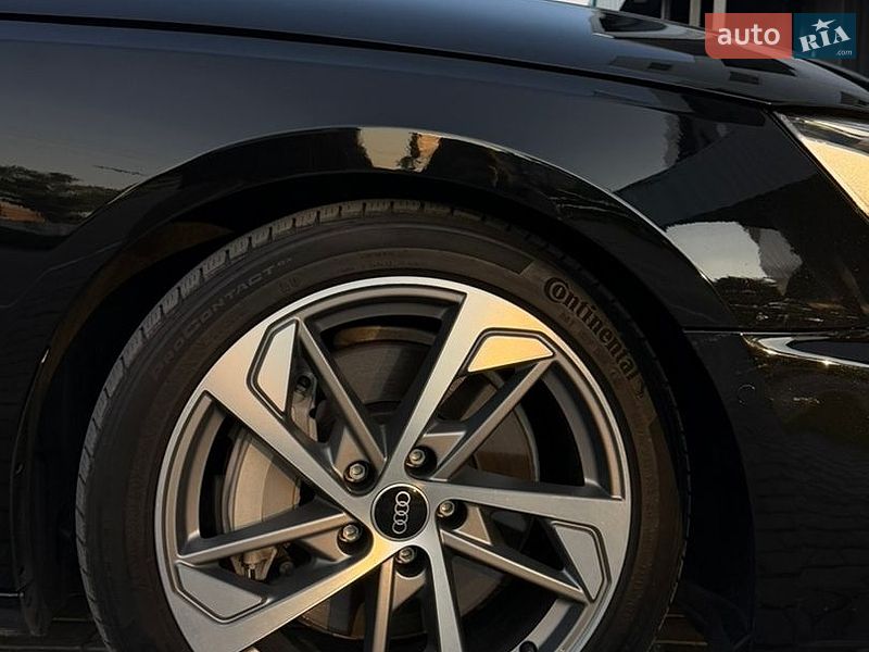 Седан Audi A4 2021 в Кам'янському