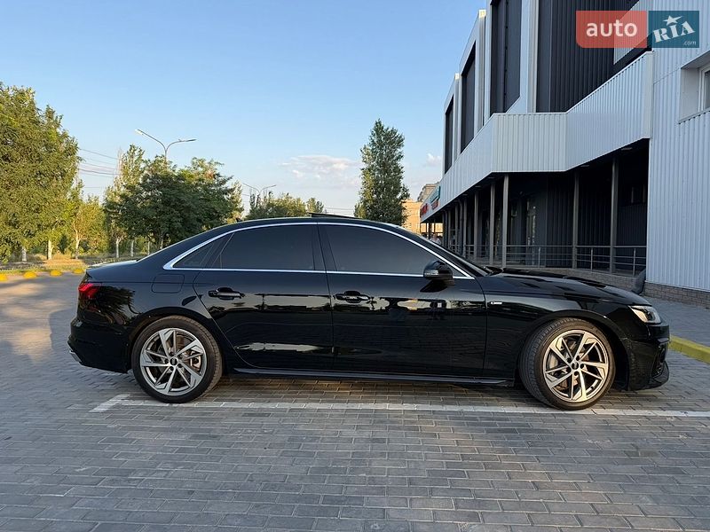 Седан Audi A4 2021 в Кам'янському