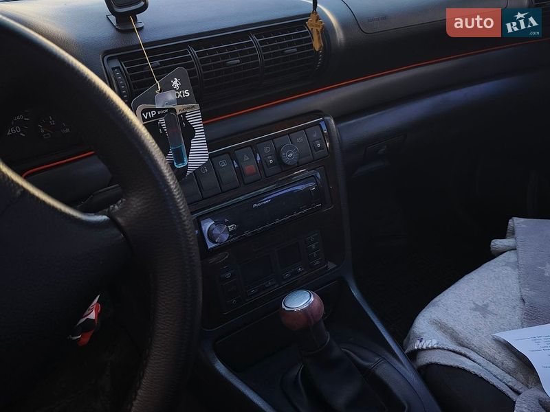 Седан Audi A4 1996 в Ірпені