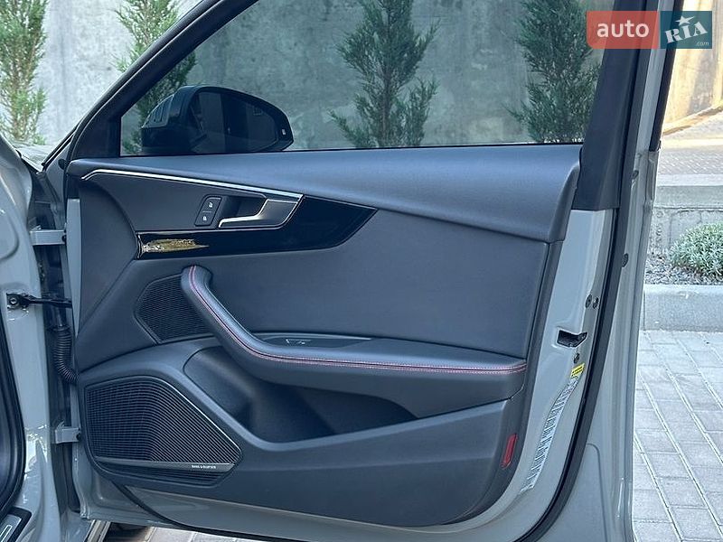 Седан Audi A4 2018 в Ровно