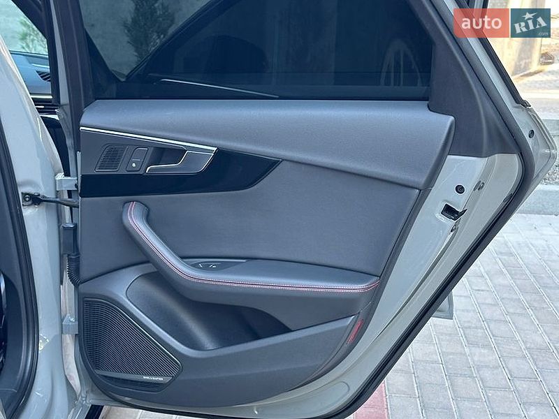 Седан Audi A4 2018 в Ровно