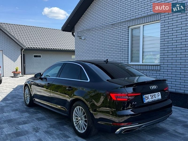 Седан Audi A4 2018 в Ровно