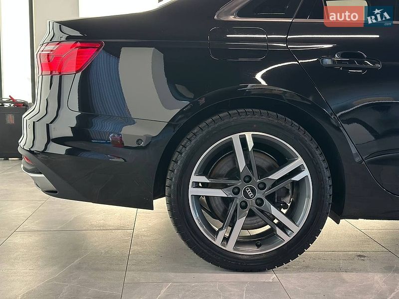 Седан Audi A4 2021 в Львове