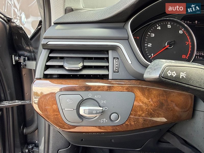 Седан Audi A4 2019 в Львові
