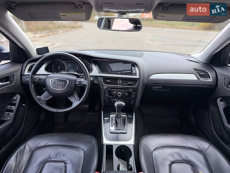 Седан Audi A4 2012 в Мені