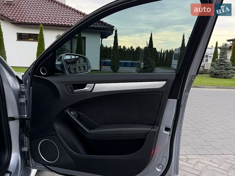 Седан Audi A4 2015 в Львові