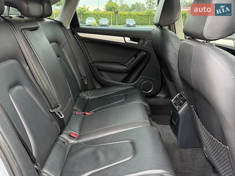 Седан Audi A4 2015 в Львові