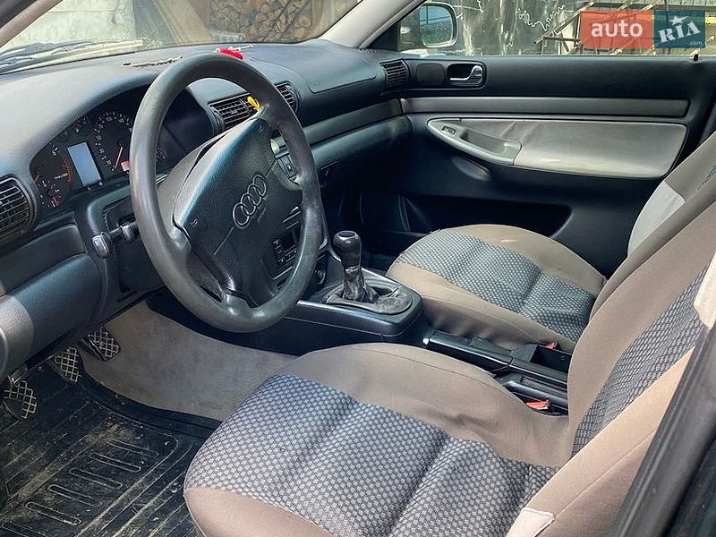 Седан Audi A4 1996 в Іспасі