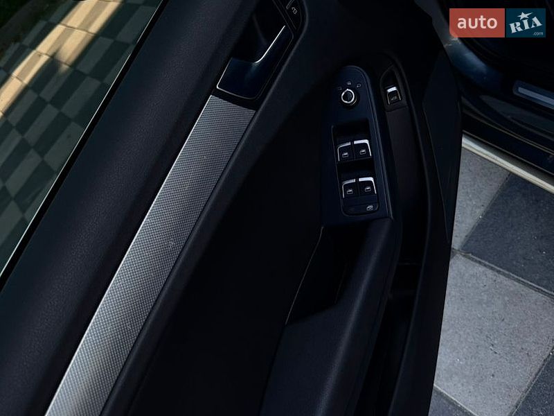 Седан Audi A4 2015 в Самборі