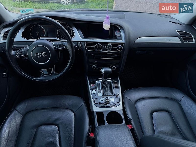 Седан Audi A4 2015 в Самборі
