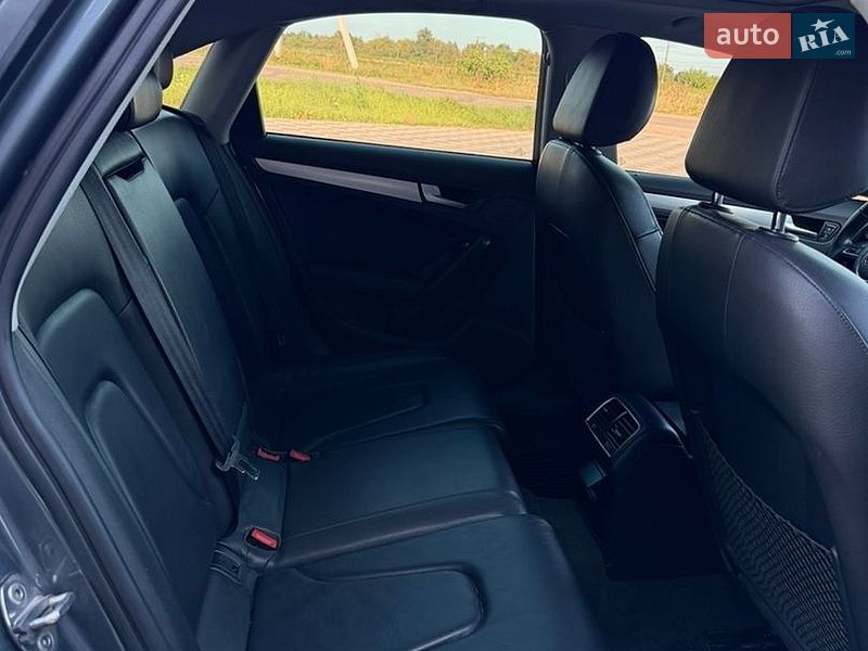 Седан Audi A4 2015 в Самборі