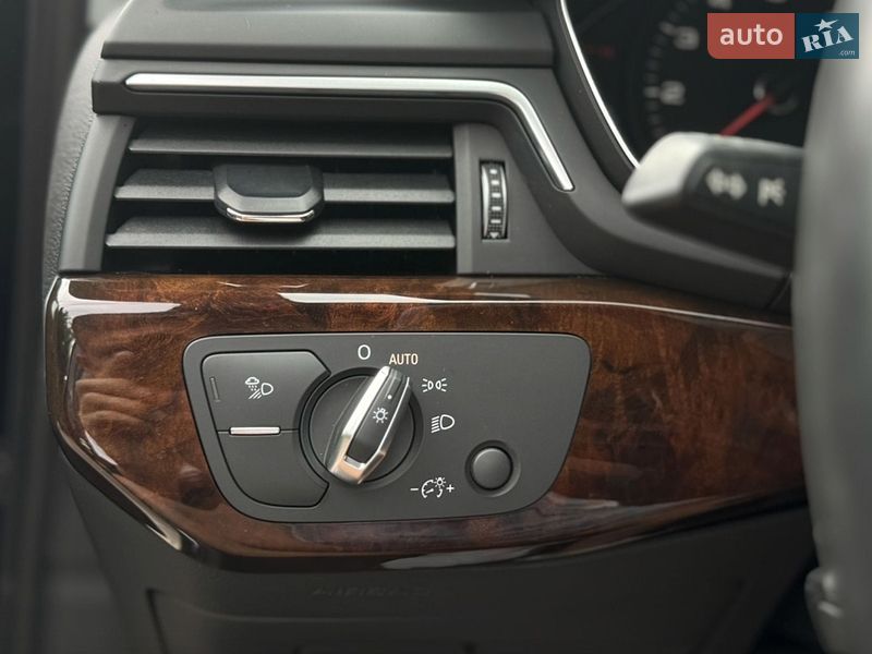 Седан Audi A4 2019 в Львове