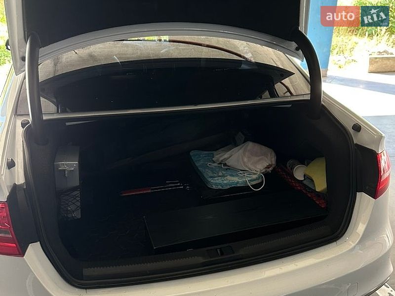 Седан Audi A4 2013 в Львові