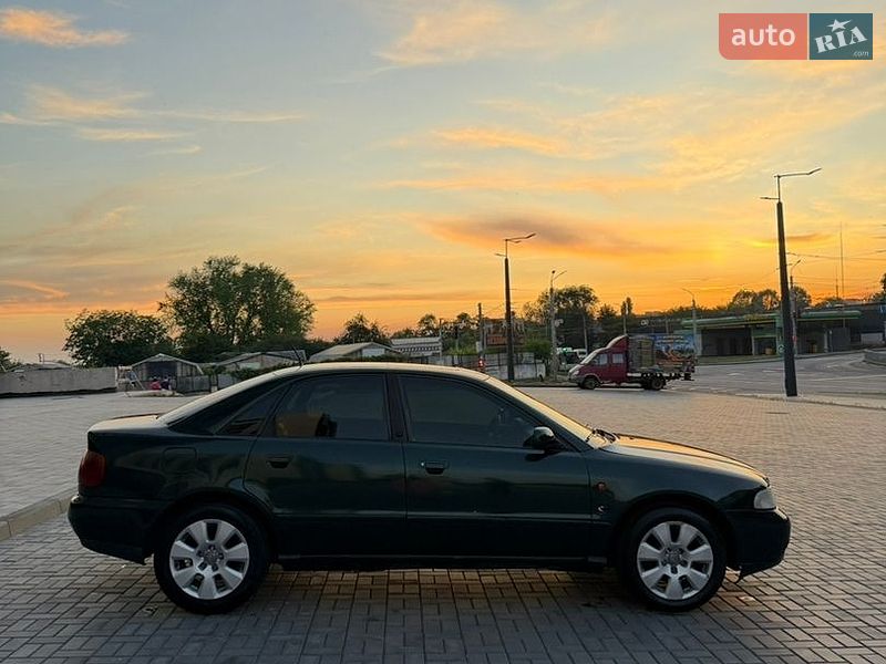 Седан Audi A4 1996 в Дніпрі